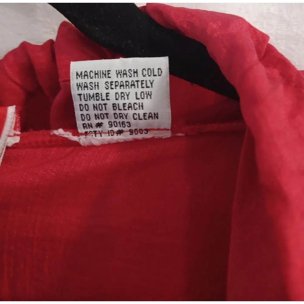 VINTAGE MARLBORO UNLIMITED RED HOODED PACKABLE WINDBREAKER JACKET SIZE LG